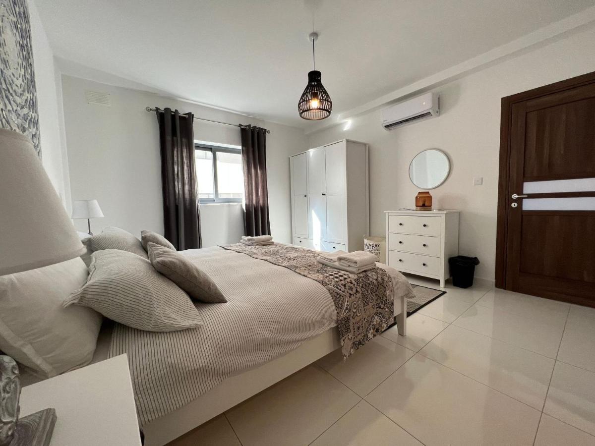 Brand New Apartment 2 Mins From Seafront 세인트폴스베이 외부 사진