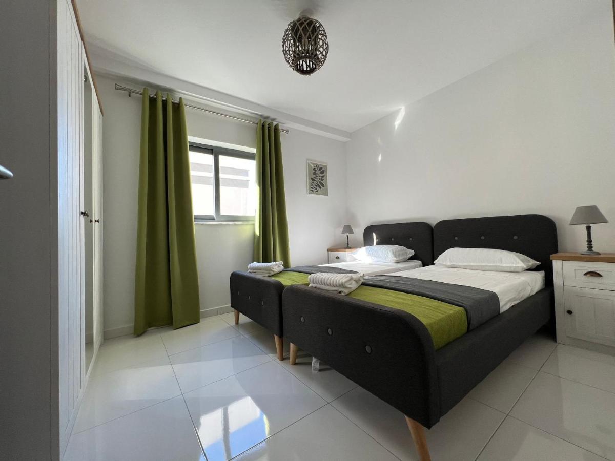 Brand New Apartment 2 Mins From Seafront 세인트폴스베이 외부 사진