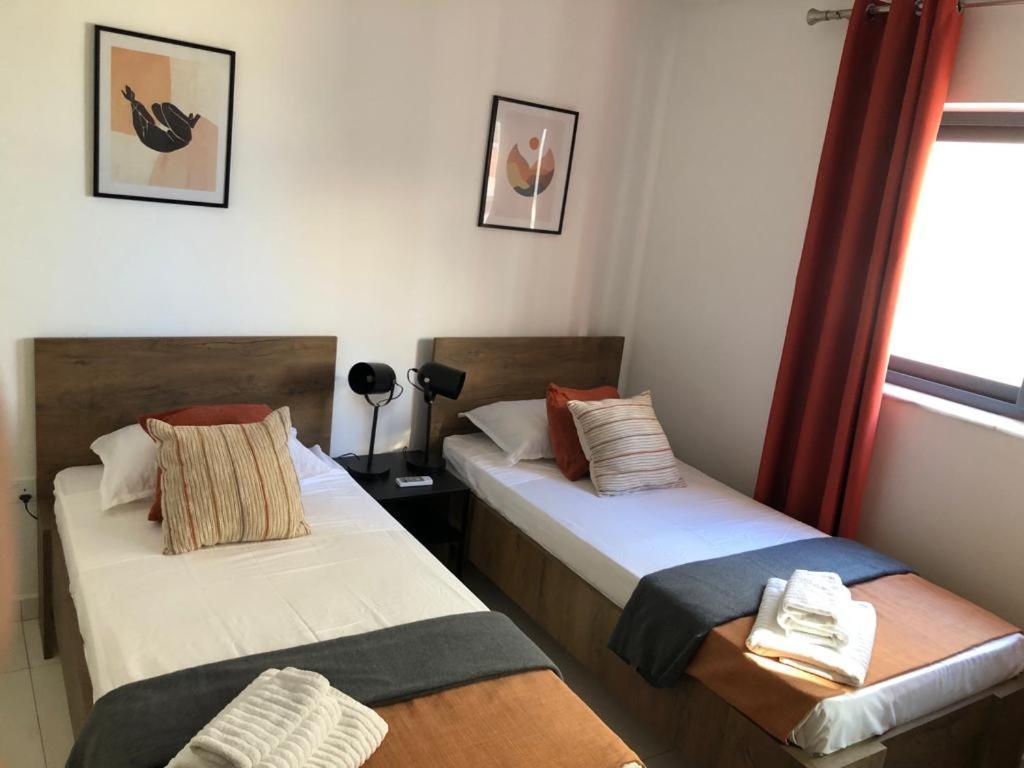 Brand New Apartment 2 Mins From Seafront 세인트폴스베이 외부 사진