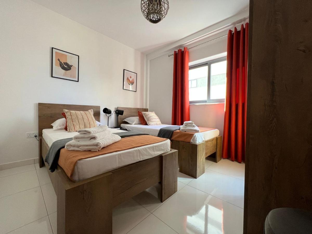 Brand New Apartment 2 Mins From Seafront 세인트폴스베이 외부 사진