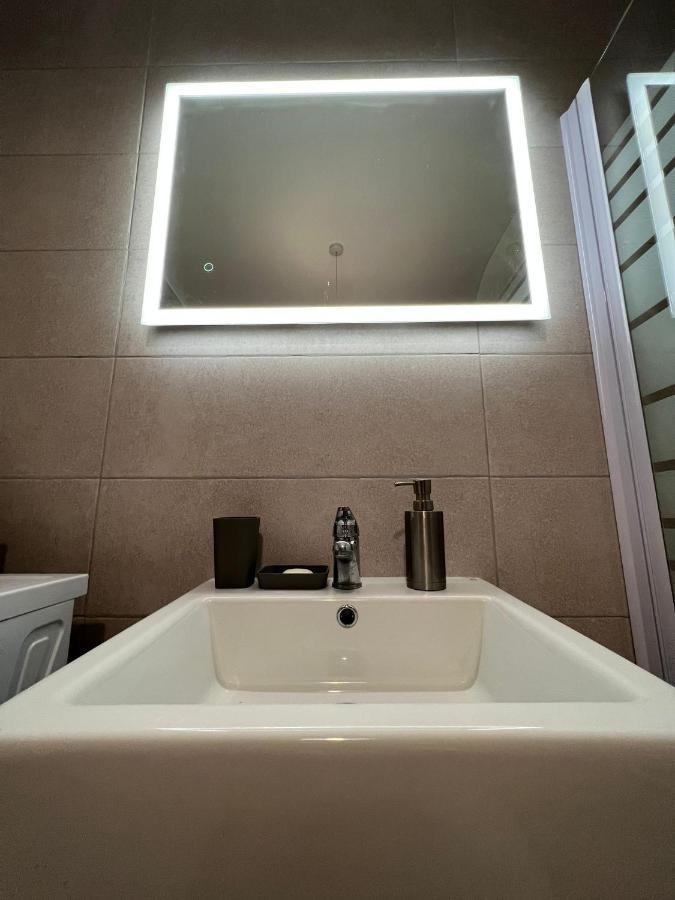 Brand New Apartment 2 Mins From Seafront 세인트폴스베이 외부 사진